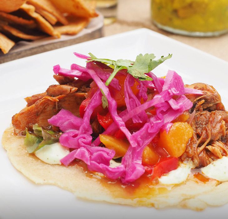 tacos-de-pollo-con-adobo-estofado-con-ensalada-de-repollo-en-encurtido