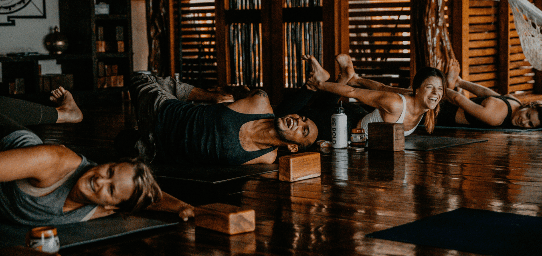 YogaRisas_1900x900