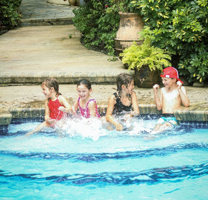 KidsPoolSplash_730x700 Kids splashing in oceanfront pool