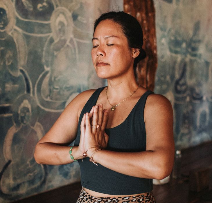Buda sentado en oración_730x700 Seated prayer pose in front of 10,000 Buddhas wall