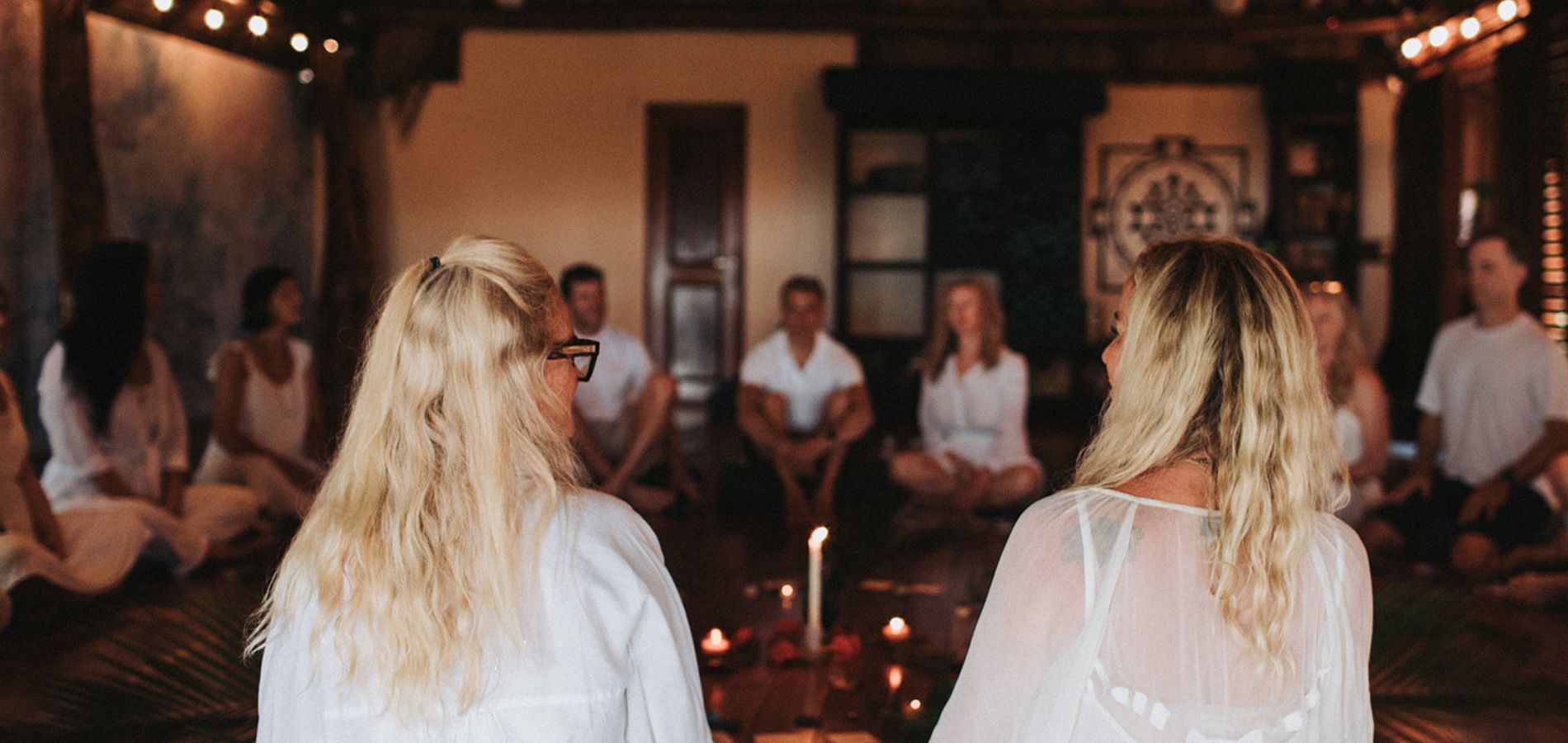 Atención plena a la luz de las velas_1900x900 Luxury Yoga Holiday