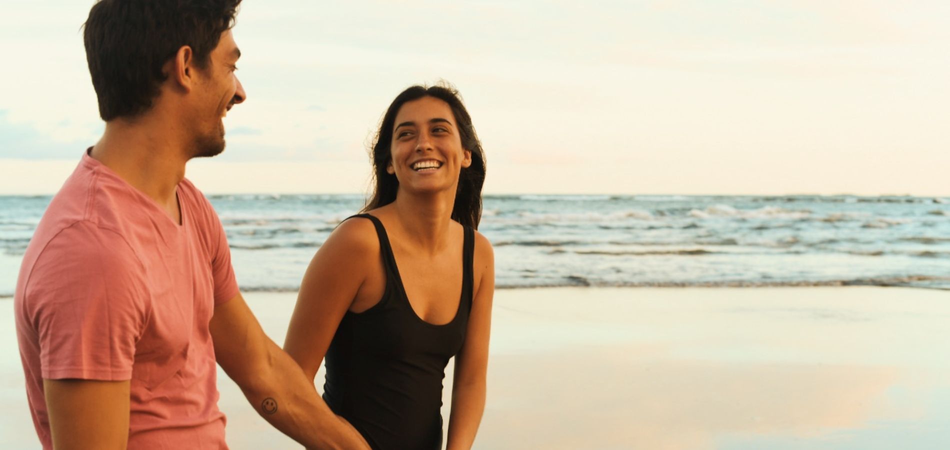 CoupleBeachLaugh_1900x900 Couple laughing on the beach