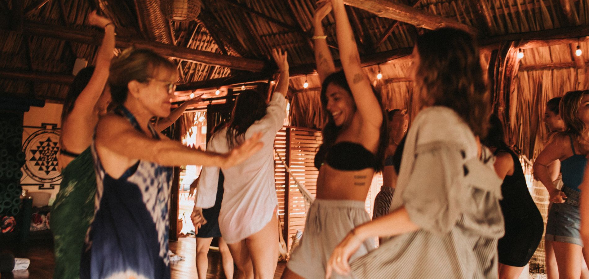 MujeresAlegríaBaile_1900x900 Celebrating women yoga retreat